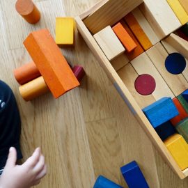 Hoch hinaus! Türme bauen mit den Holzbausteinen von Wooden Story (Foto ©Bonbaejour).