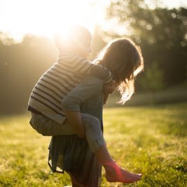 Kinder spielen im Freien.
